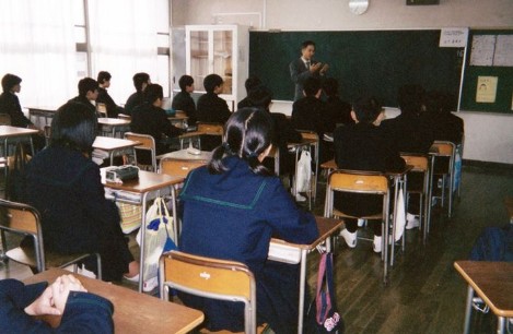 柏原市中学校での公演